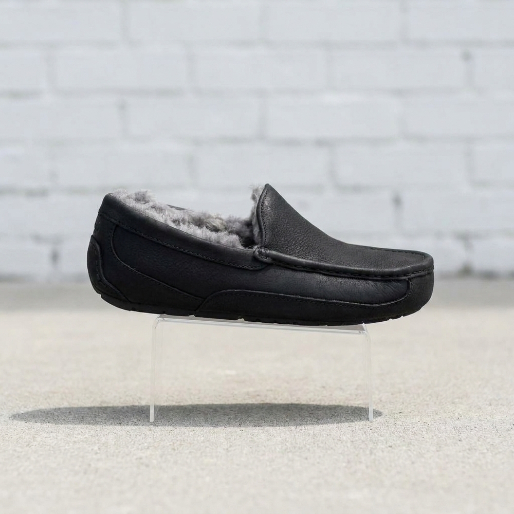 NEW UGG men's ascot loafer style slippers in matte black